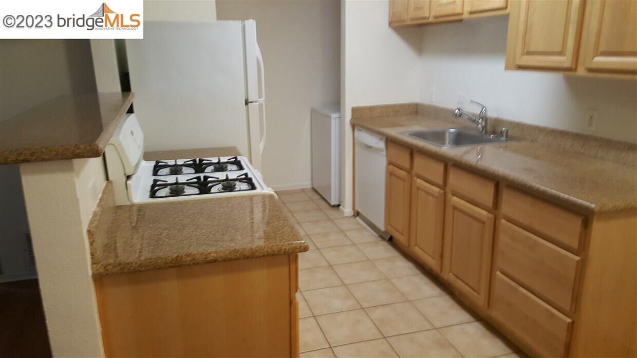 Building Photo - 1161 Lakeview Cir