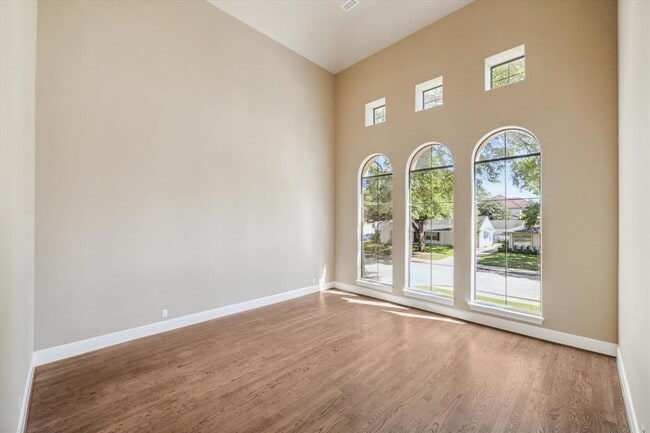 Building Photo - 3310 Blue Bonnet Blvd