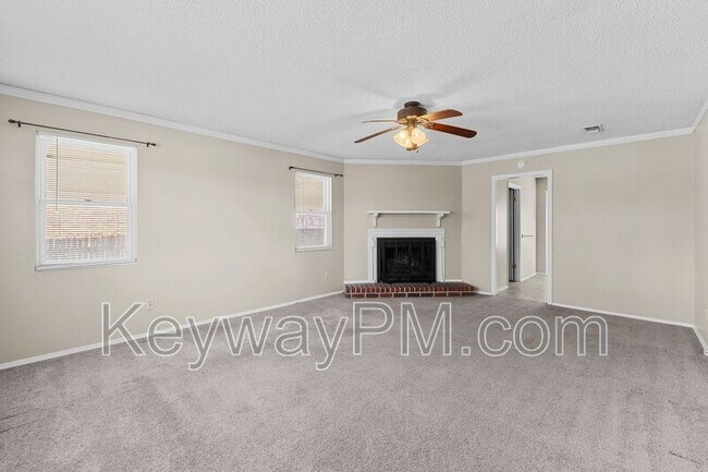 Foto del edificio - 4553 Hillside Dr