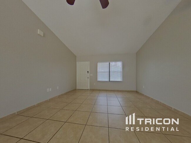 Foto del edificio - 900 Watt Cir