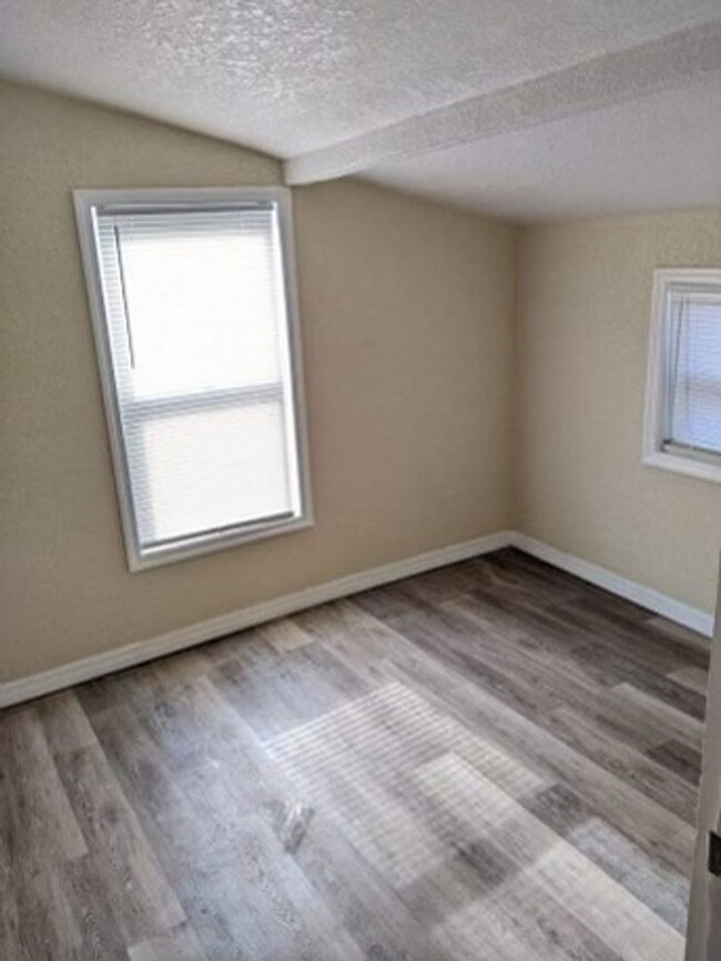 Building Photo - Corner lot 1 Bed/ 1 Bath Fully remodeled C...