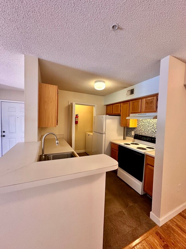 Foto del edificio - Ground Floor 1B/1B Unfurnished Condo in In...