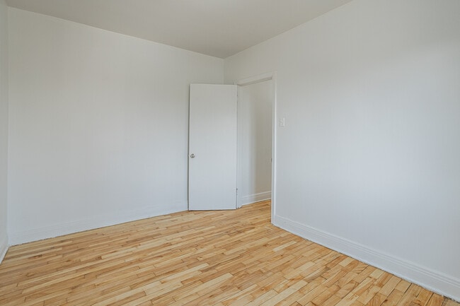 Building Photo - 7619 Av Christophe-Colomb