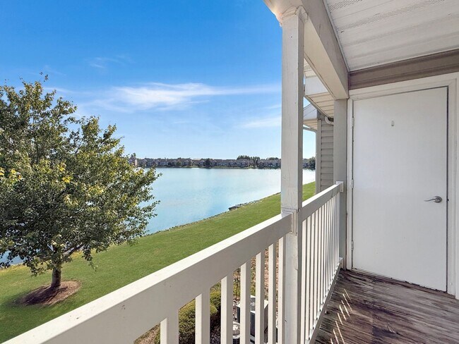 Foto del edificio - Luxurious Lakeside Living: Spacious 2-Bedroom Retreat starting at $1279