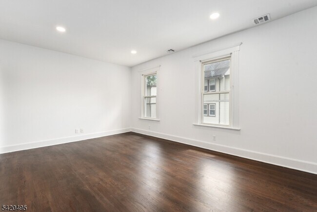 Foto del edificio - 67 Dunnell Rd