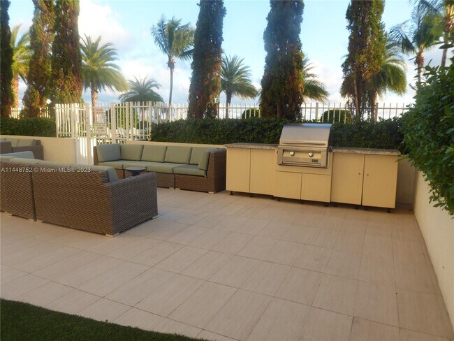Foto del edificio - 3000 Coral Way