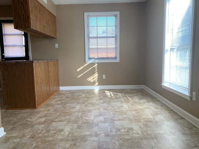 Foto del edificio - GREAT DUPLEX AVAILABLE NOW