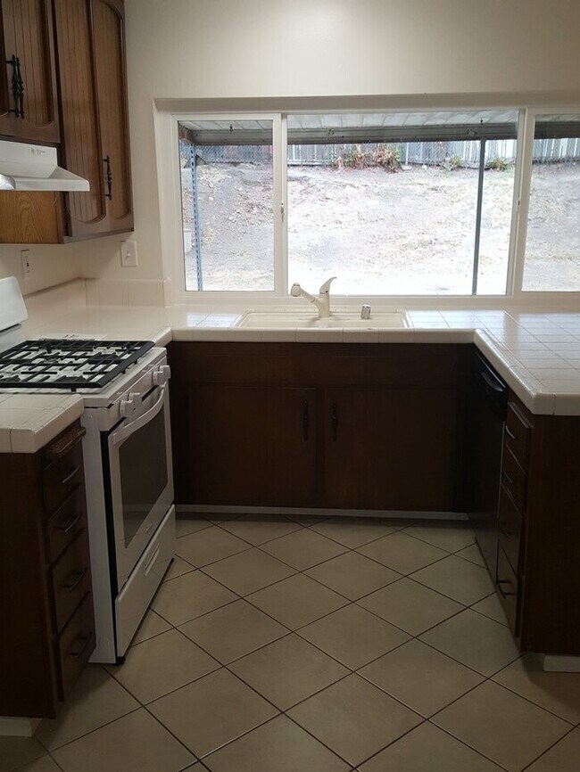 Building Photo - Great family home in Santee!