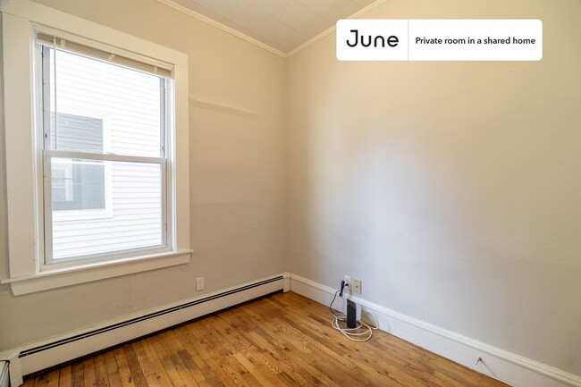 Building Photo - Private bedroom in 3 bed/1 bath Home