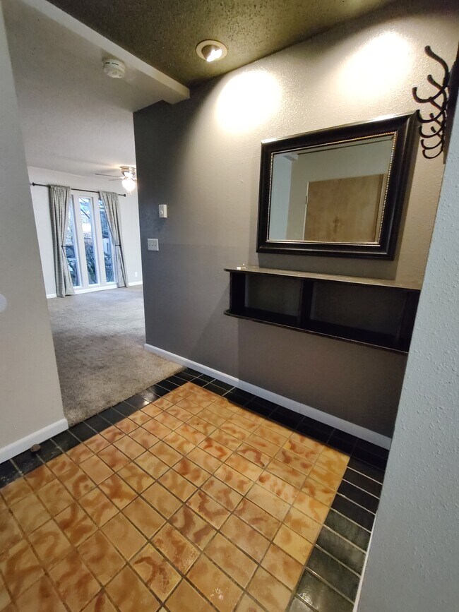 entry - 1425 S Puget Dr