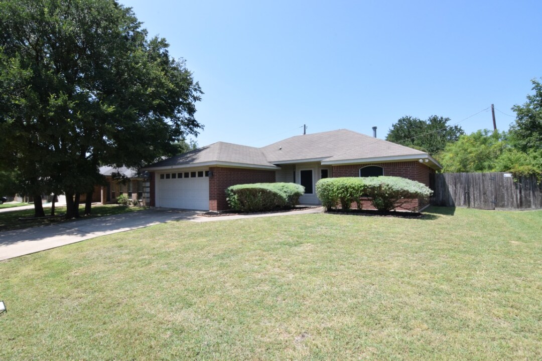 4 Buttercup Loop, Point Resort, TX 76513 House Rental in