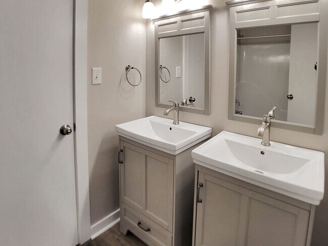 Building Photo - Chatham840