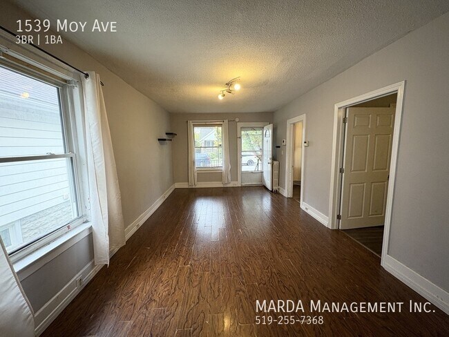 Photo du bâtiment - COZY 3 BED/ 1 BATH HOME IN WALKERVILLE - PLUS HYDRO, WATER & GAS!