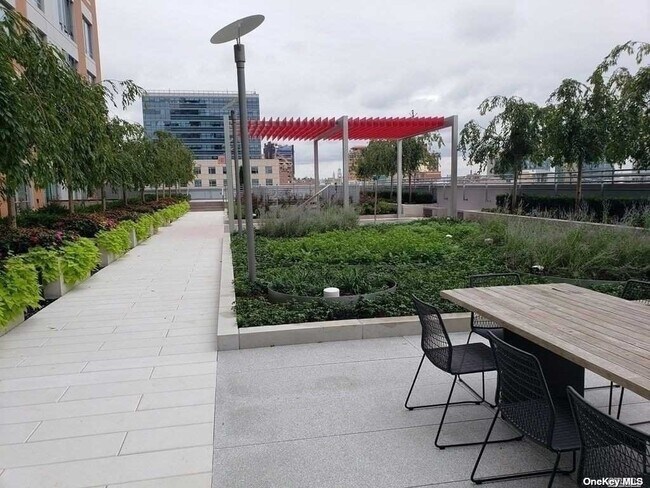 Foto del edificio - 13835-138-39 39th Ave