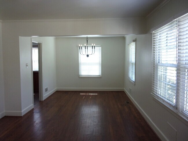 Foto del edificio - 304 Oak Dr