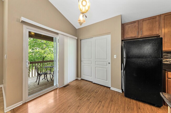 Foto del edificio - 633 Conservatory Ln