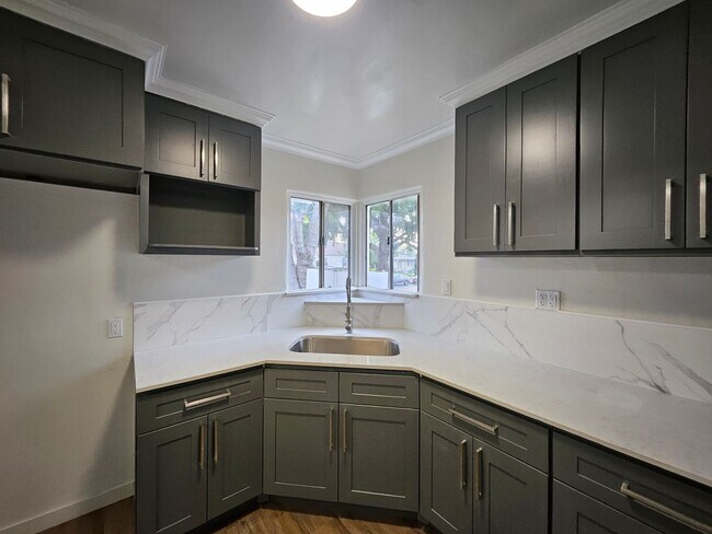 Building Photo - 931 N Screenland Dr