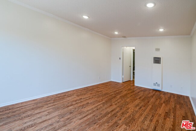 Foto del edificio - 7209 Willoughby Ave