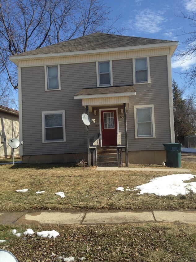 Entrance - 221 Free St
