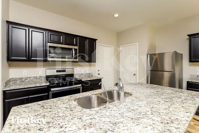 Building Photo - 4848 Hallies Gdn