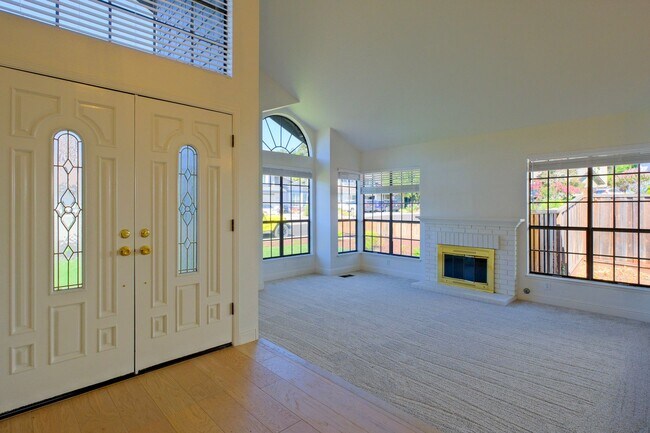Foto del edificio - Gorgeous 3 Bedroom with office or separate...