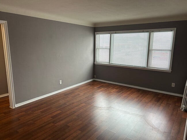 Foto del edificio - Upper level 1 Bedroom in W St Paul!! Move ...