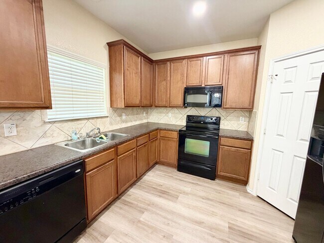 Foto del edificio - 4 Bedroom in Midway ISD on an oversized lot!