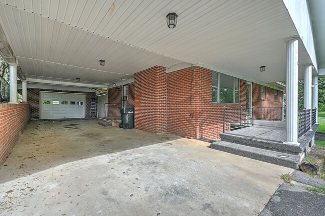 Building Photo - 602 Asheville Hwy, Greeneville, 37743