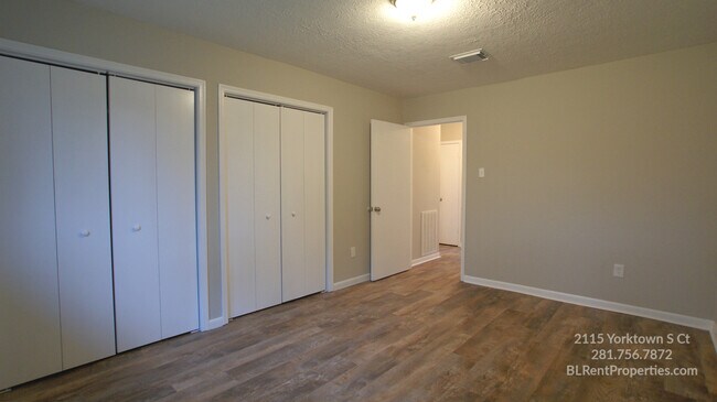large closets - 2115 Yorktown Ct S