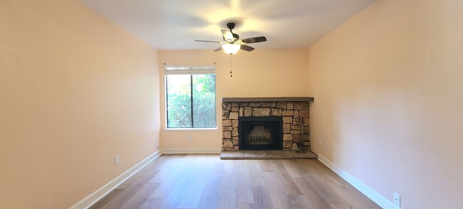 Foto del edificio - NEWLY REMODELED UNIT W/ POOL ACCESS