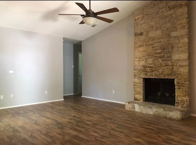 Building Photo - 2811 Crownspoint Dr