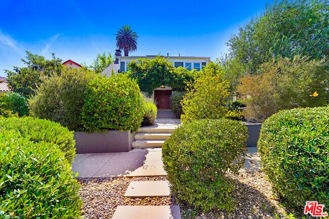 Foto del edificio - 2049 N Berendo St