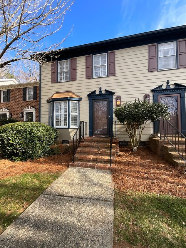 Foto principal - New listing in Greensboro- 2 BR, 2.5 Bathr...