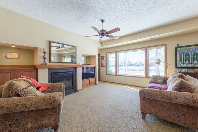 Building Photo - Rare lakes townhouse available,  1 level l...