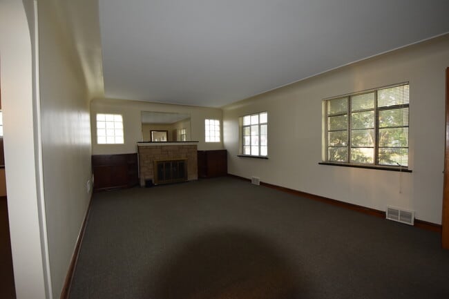 Building Photo - 246 N Lincoln St