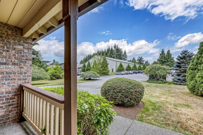 Building Photo - First Two Months Rent FREE - 3 Level, Spac...
