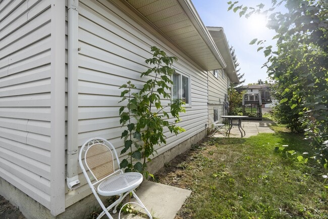 Building Photo - 9451-65ave 65 Ave