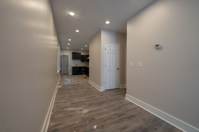 Foto del edificio - 6 Bed 2.5 Bath Completely rehabbed!