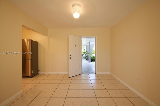 Building Photo - 555 SW 16th Ave
