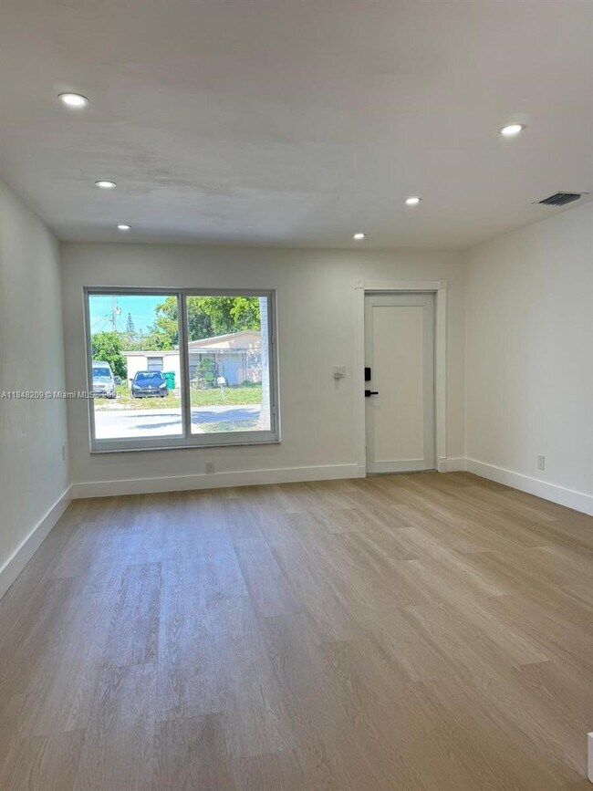 Building Photo - 4863 SW 44th Terrace