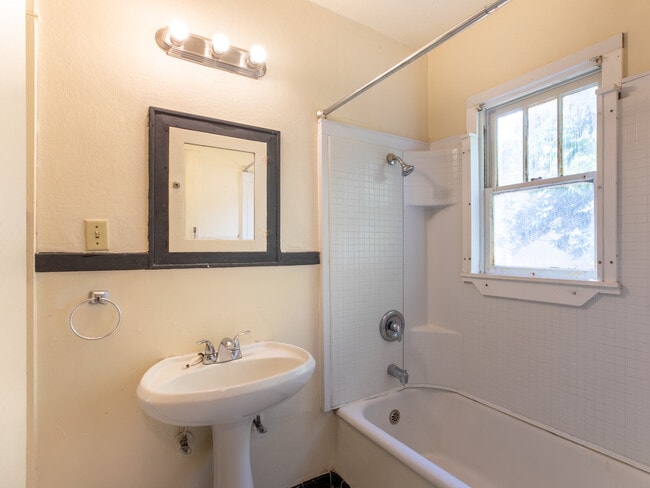 bath - 473 E 16th Ave