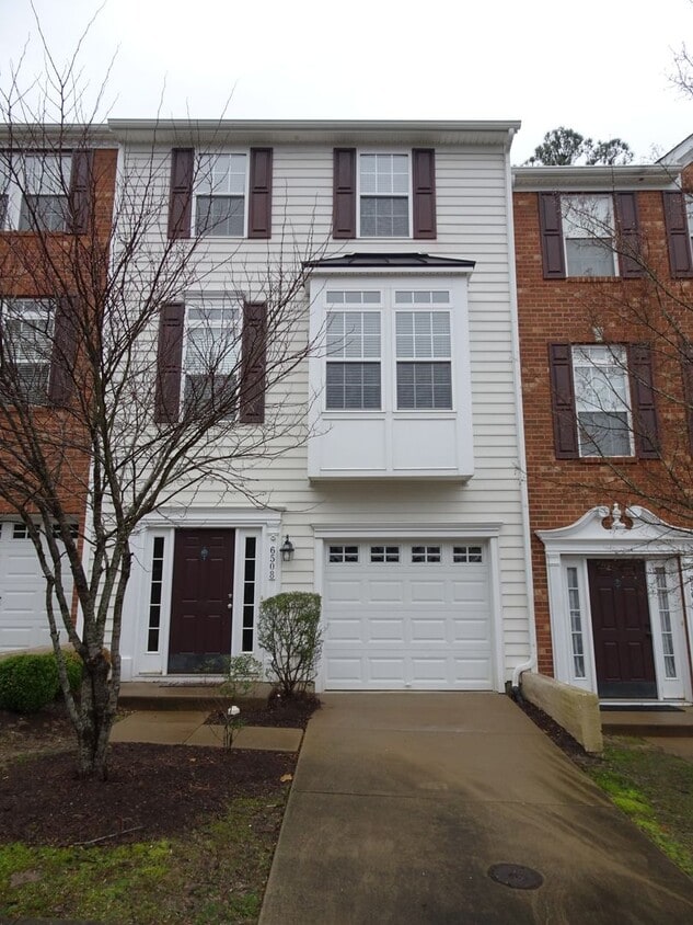 Primary Photo - 4 Bedroom 3.5 Bath 3 Story Townhome for Re...