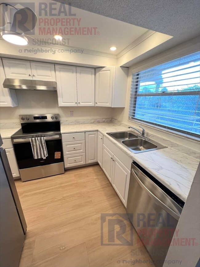 Foto del edificio - 2280 Stickney Point Rd