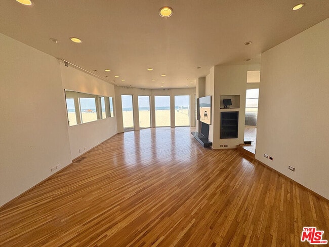 Building Photo - 3505 Ocean Front Walk