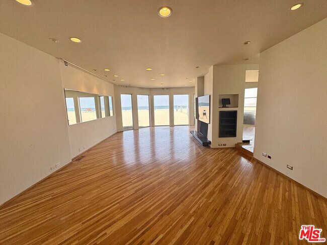 Foto del edificio - 3505 Ocean Front Walk