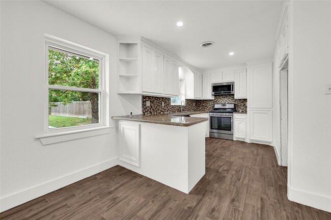 Building Photo - 470 Beresford St