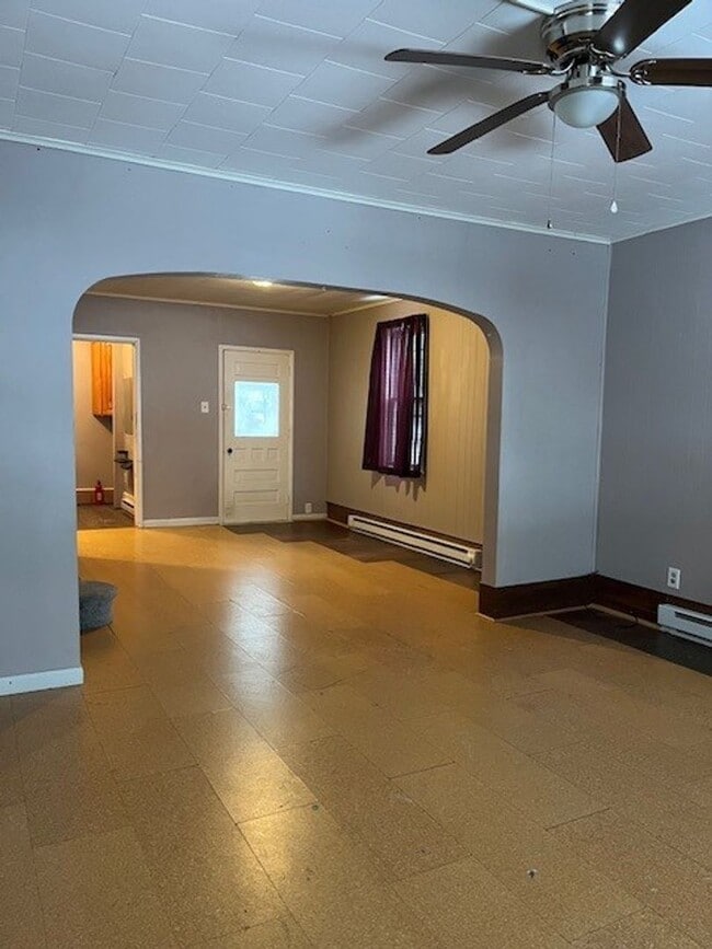 Building Photo - 3 bedroom 1.5 bathroom