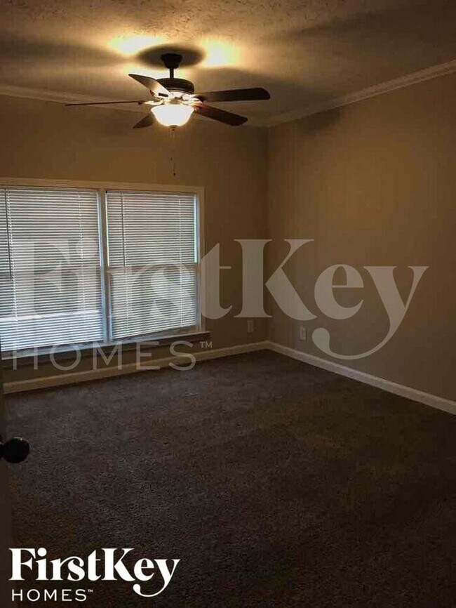 Building Photo - 8065 Huntington Dr