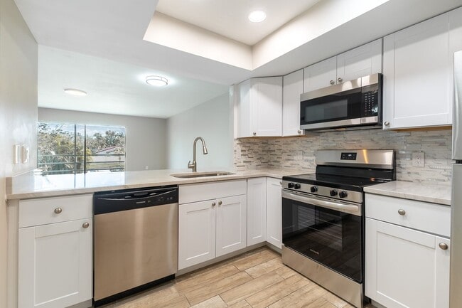 Foto del edificio - Newly Renovated, 2-Bed, 2-Bath, 2nd Floor ...