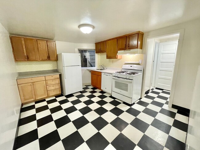 Building Photo - Fantastic Noe location!  2BR/1BA Garden Unit! Yard! Laundry! Rent Controlled! - PROGRESSIVE